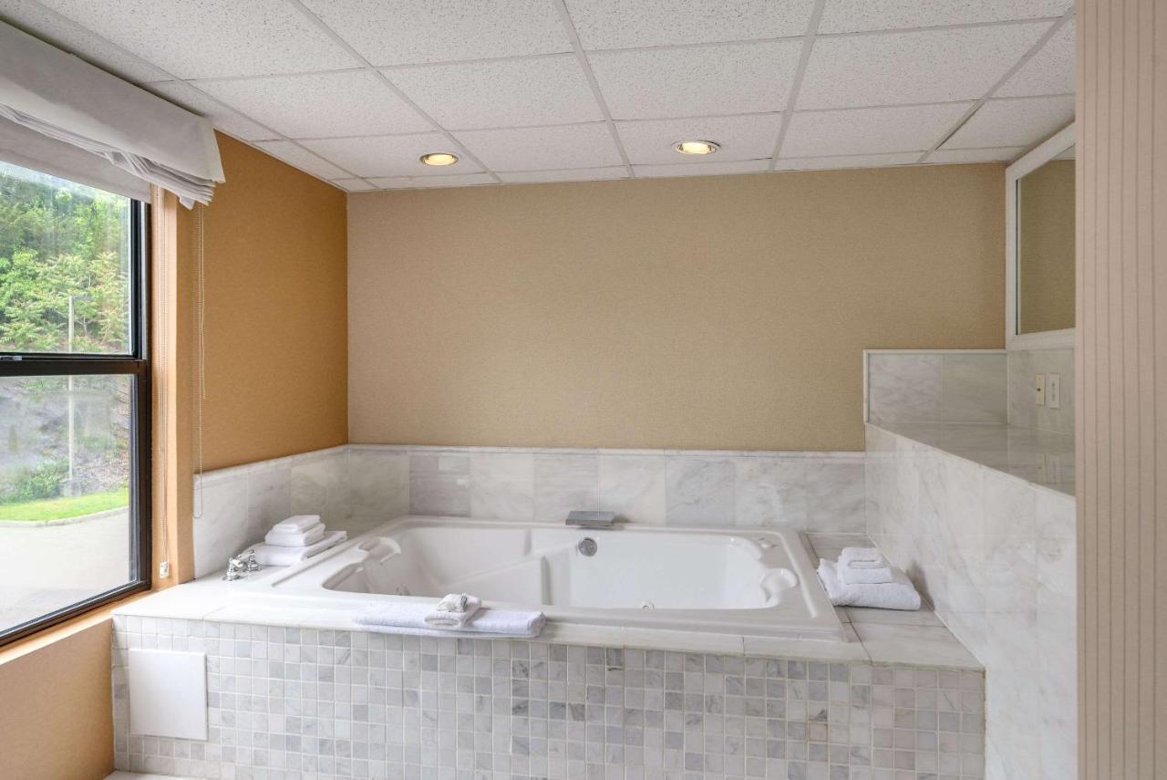 The Crossroads Hotel - Newburgh Bagian luar foto